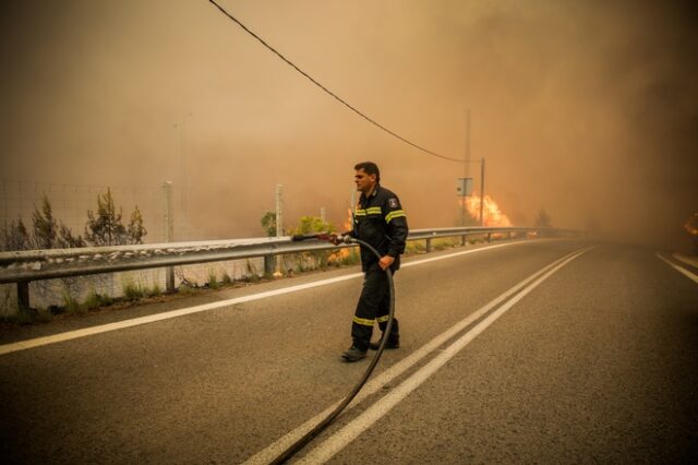 Σε εξέλιξη πύρινα μέτωπα στην Κορινθία