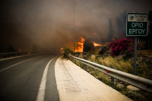 Κάηκαν σπίτια στην περιοχή του Νταού Πεντέλης-Προς Νέο Βουτζά και Μάτι κινείται η πυρκαγιά