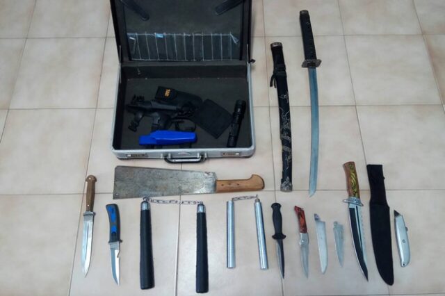 Σαντορίνη: 15χρονος είχε βαλίτσα γεμάτη μπαλτάδες και μαχαίρια
