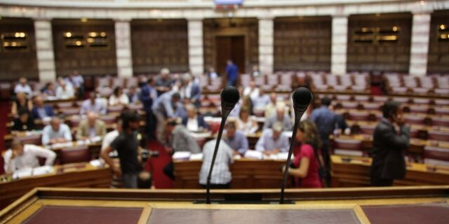 “Πυρά” κομμάτων για τη συνέντευξη Τσίπρα