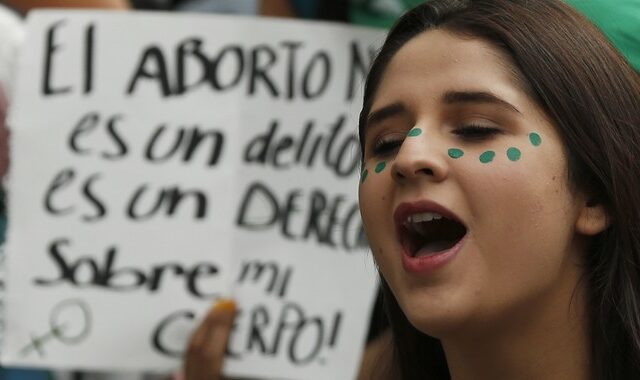 Αργεντινή: Η Γερουσία μπλόκαρε το νομοσχέδιο για τις αμβλώσεις