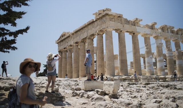 Διεθνής Τύπος: Πρώτο θέμα το τέλος των μνημονίων στην Ελλάδα