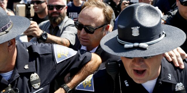 YouTube, Facebook και iTunes έριξαν μαύρο στο ακροδεξιό Infowars
