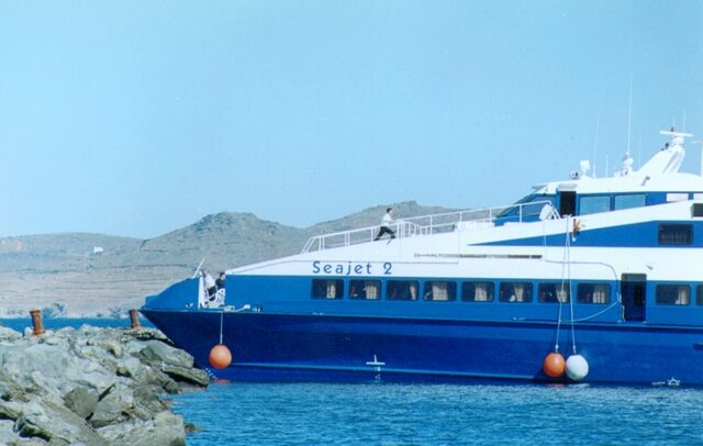 Αποκολλήθηκε το καταμαράν Andros Jet που προσάραξε σε αμμώδη αβαθή στην Άνδρο