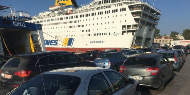 Γεμάτα αναχωρούν τα πλοία με τους αδειούχους του Αυγούστου