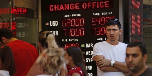 Η πτώση της λίρας φέρνει πανικό και απόγνωση στην Τουρκία