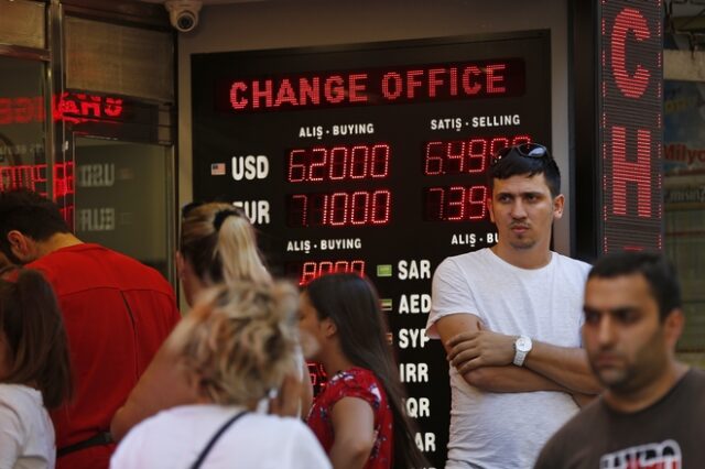 Η πτώση της λίρας φέρνει πανικό και απόγνωση στην Τουρκία