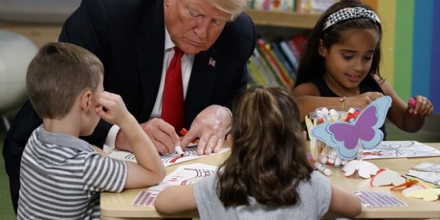 O Ντόναλντ Τραμπ χρωμάτισε λάθος την αμερικανική σημαία