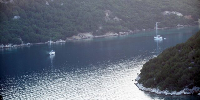 Μαγευτικό ηλιοβασίλεμα στο απέραντο γαλάζιο του Ιονίου