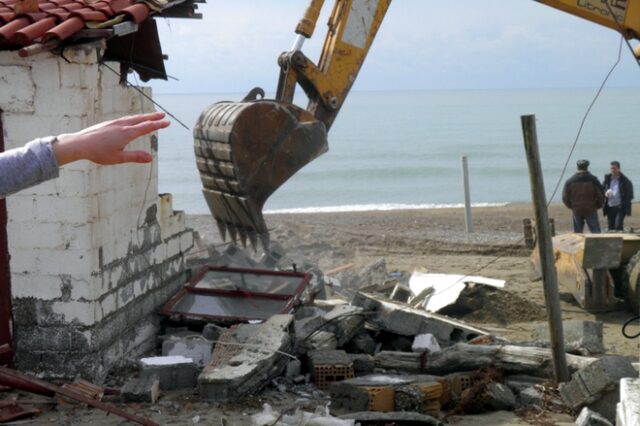 Στη Βουλή η τροπολογία για τις κατεδαφίσεις αυθαίρετων – Τι προβλέπει