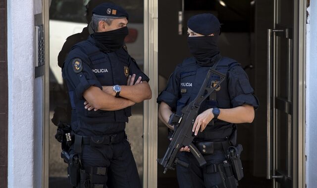 Βαρκελώνη: Νεκρός άνδρας που εισέβαλε με μαχαίρι σε αστυνομικό τμήμα