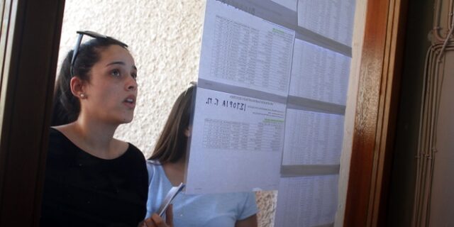 Βάσεις 2018: “Απογείωση” στις παιδαγωγικές σχολές. Πτωτικά σε ιατρικές και αρχιτεκτονικές σχολές