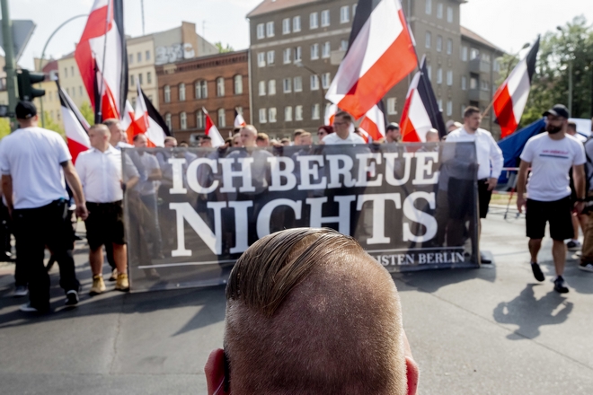 Συγκρούσεις ακροδεξιών με αντιναζιστές στο Βερολίνο – Τραυματίστηκε αστυνομικός