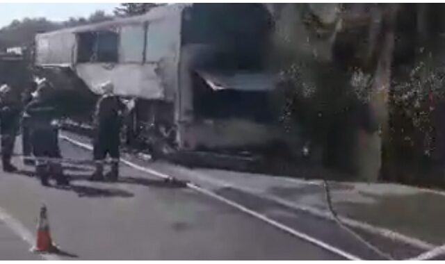Λασίθι: Τουριστικό λεωφορείο τυλίχθηκε στις φλόγες εν κινήσει