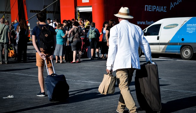 Οι μισοί Έλληνες δεν μπορούν να πάνε ούτε διακοπές μίας εβδομάδας