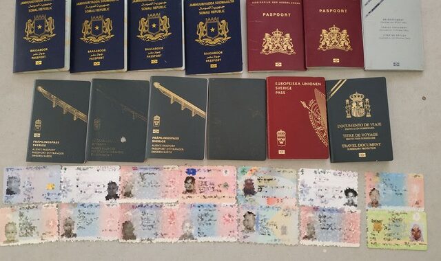 Βρέθηκε στις αφίξεις του αεροδρομίου με μία τσάντα γεμάτη διαβατήρια τρίτων ατόμων