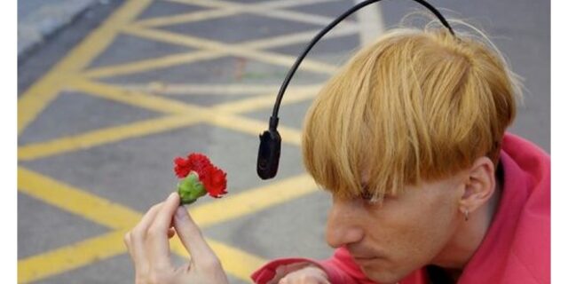 Neil Harbisson: To πρώτο cyborg στον κόσμο, που «ακούει» τα χρώματα, στη σκηνή του Disrupt Greece!