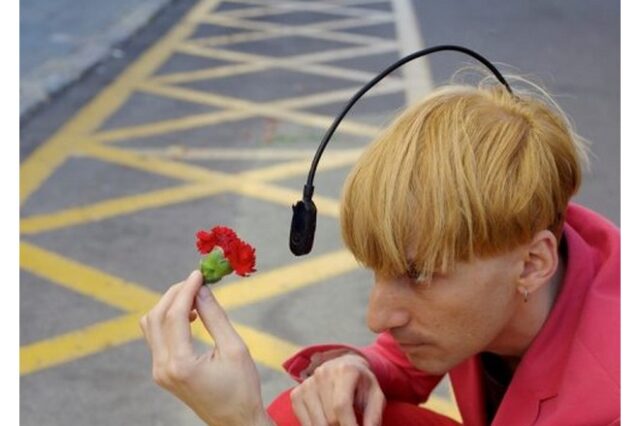 Neil Harbisson: To πρώτο cyborg στον κόσμο, που «ακούει» τα χρώματα, στη σκηνή του Disrupt Greece!