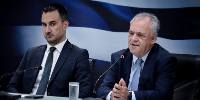 Παράδοση- παραλαβή στο Οικονομίας: Τα καλά λόγια Δραγασάκη για το Χαρίτση