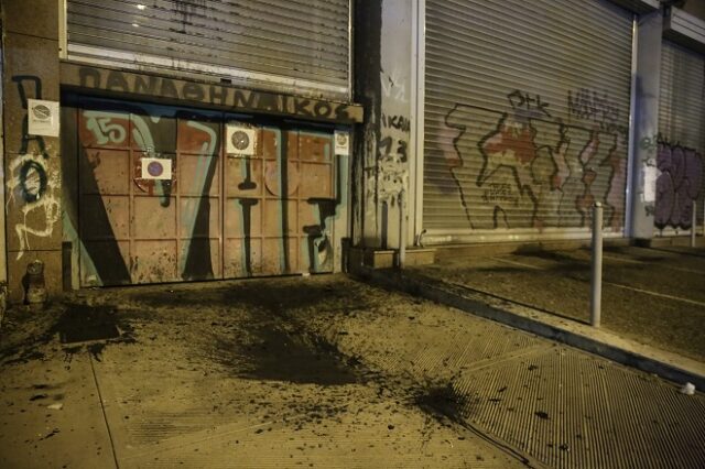 Ρουβίκωνας: Επίθεση με μπογιές στη διεύθυνση του υπουργείου Υποδομών