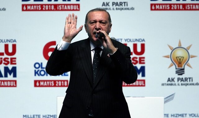 Ερντογάν: “Δεν θα μας γονατίσετε” – Για λόγους εθνικής ασφάλειας η αύξηση των δασμών, απαντούν οι ΗΠΑ