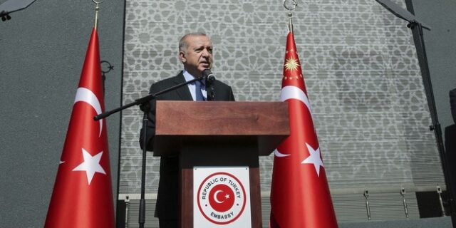 Times: Η Άγκυρα στο κέντρο μιας τέλειας οικονομικής καταιγίδας
