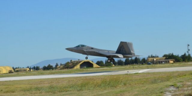 Αμερικανικά F-22 Raptor στη Λάρισα