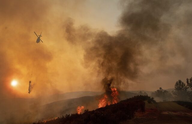 ΗΠΑ: Σε εξέλιξη η μεγαλύτερη φωτιά στην ιστορία της Καλιφόρνιας