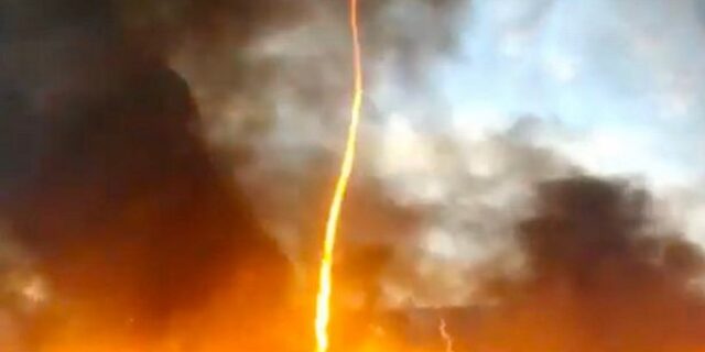 “Firenado” στη Μεγάλη Βρετανία: Πύρινη στήλη 15 μέτρων σε φωτιά σε εργοστάσιο πλαστικών