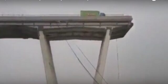 Βίντεο: Οδηγός σταματά λίγα μέτρα πριν βρεθεί στο κενό στη Γένοβα