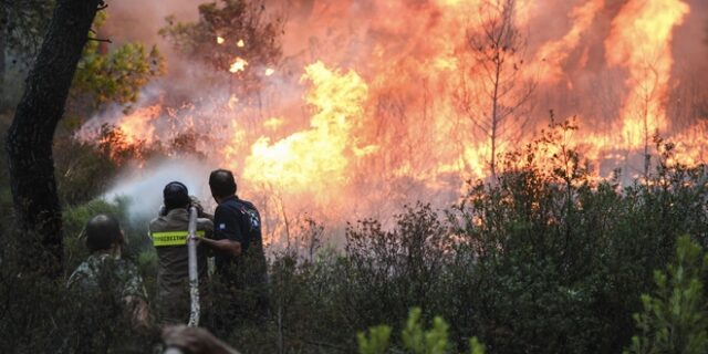Σε εξέλιξη φωτιά στο Μητροπήσι Λαυρεωτικής