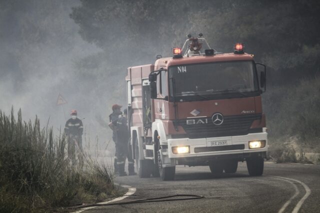 Υπό μερικό έλεγχο η φωτιά έξω από τον Πύργο Ηλείας