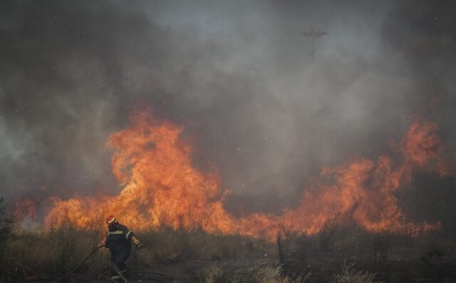 Φωτιές: Καλύτερη εικόνα στην Δαφνιώτισσα Αμαλιάδας-Σε ύφεση στο Γεράκι