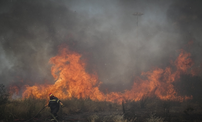 Λαυρεωτική: Υπό έλεγχο οι φωτιές σε Μητροπήσι και Φέριζα