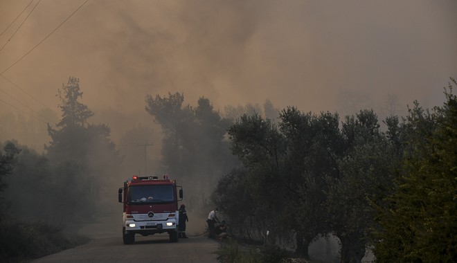 Εκτός ελέγχου η φωτιά στην Εύβοια – Τείχος προστασίας προσπαθούν να στήσουν οι πυροσβέστες στα Ψαχνά