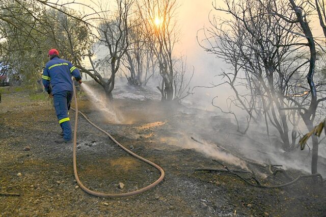 Υπό μερικό έλεγχο η φωτιά στον Άγιο Στέφανο