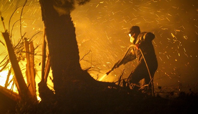 Ολονύχτια μάχη με τις φλόγες και τον άνεμο στην Εύβοια – Εκκενώθηκαν χωριά