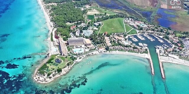 Ο παράδεισος με τα πεντάστερα και τις μαρίνες σκαμμένες στη ξηρά