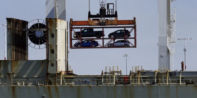 Οικονομικός πόλεμος Τραμπ: Δασμοί 25% σε κάθε αυτοκίνητο από Ευρώπη