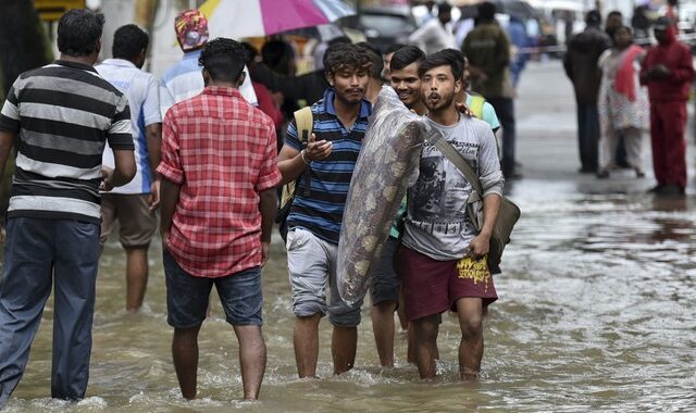 Ινδία: 67 νεκροί και 50.000 εκτοπισμένοι από πλημμύρες