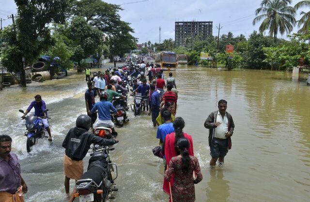 Ινδία: Στους 370 οι νεκροί από τις πλημμύρες, 700.000 οι εκτοπισμένοι