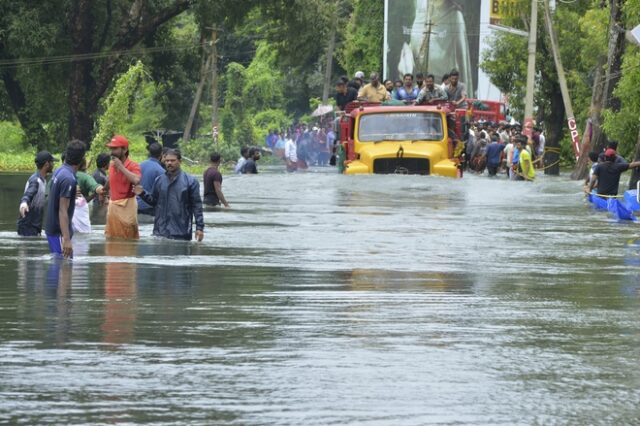 Βιβλική καταστροφή στην Ινδία: Ξεπέρασαν τους 350 οι νεκροί από τις πλημμύρες