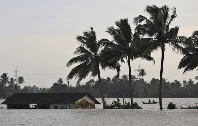 Ινδία: Ξεπέρασαν τους 400 οι νεκροί από τις φονικές πλημμύρες