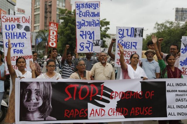 Ινδία: Καταδίκη σε θάνατο για δύο άνδρες που βίασαν και έκοψαν το λαιμό 8χρονης