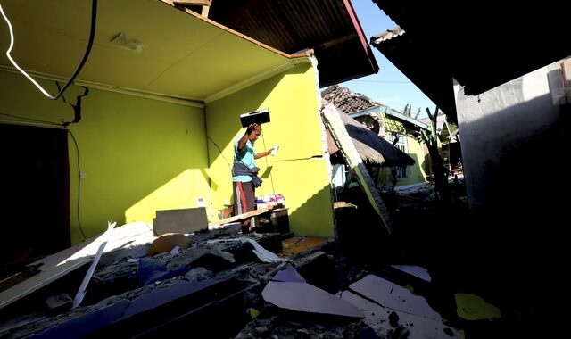 Ινδονησία: Στους 321 οι νεκροί από τον σεισμό των 6,9 Ρίχτερ