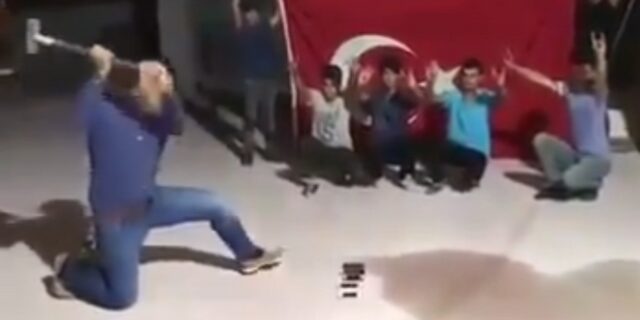 Τούρκοι σπάνε iPhone λόγω Τραμπ