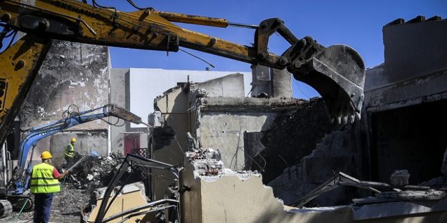 Μάτι: Άρχισαν οι κατεδαφίσεις “κόκκινων κτηρίων” – Κίνδυνος ο αμίαντος