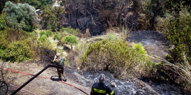 Υπό μερικό έλεγχο τέθηκε η φωτιά στο Κορωπί
