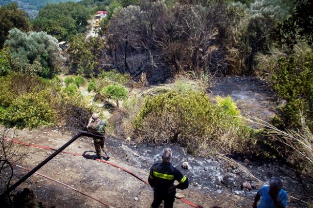 Υπό μερικό έλεγχο τέθηκε η φωτιά στο Κορωπί