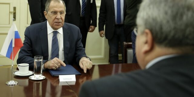 Η Μόσχα απελαύνει δύο Έλληνες διπλωμάτες και απαγορεύει την είσοδο σε συνεργάτη του Κοτζιά